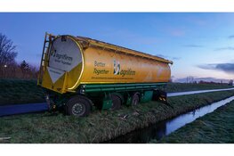 Vrachtwagen op omvallen op spekgladde dijk in Schardam