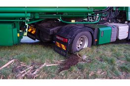 Vrachtwagen op omvallen op spekgladde dijk in Schardam