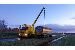 Vrachtwagen op omvallen op spekgladde dijk in Schardam