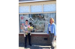 Wethouder Bootsman bezoekt Snuffel Boutique tijdens Week van de Stenen Winkel