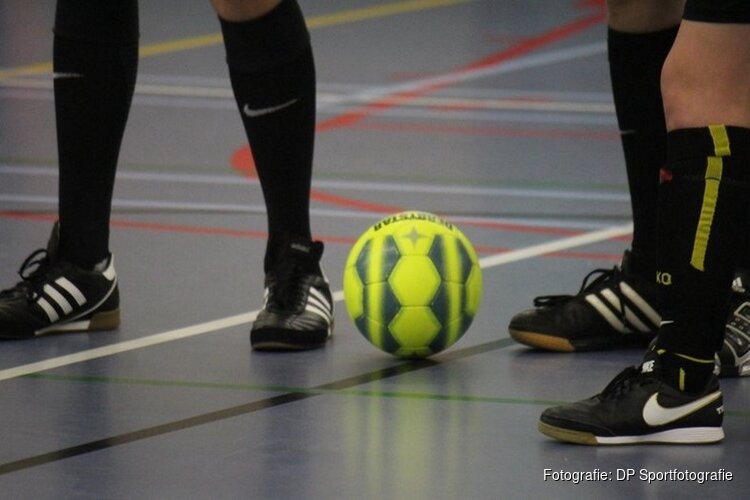 Brugwedstrijd RKAV Volendam al na 13 minuten gestaakt, publiek op het veld na rode kaart