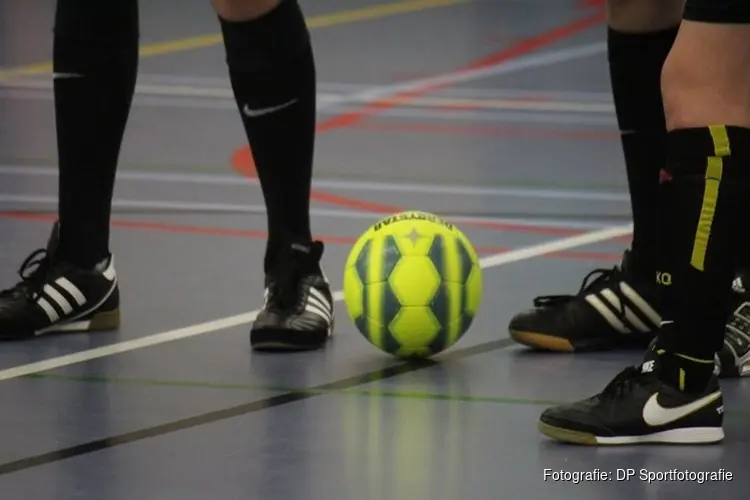 Brugwedstrijd RKAV Volendam al na 13 minuten gestaakt, publiek op het veld na rode kaart