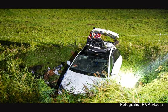 Auto belandt in sloot, meerdere lachgasflessen aangetroffen