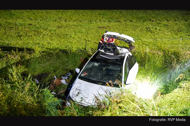 Auto belandt in sloot, meerdere lachgasflessen aangetroffen