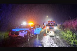 Auto belandt in sloot, meerdere lachgasflessen aangetroffen