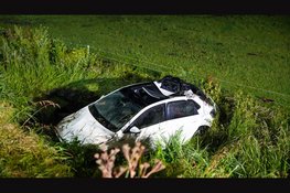 Auto belandt in sloot, meerdere lachgasflessen aangetroffen