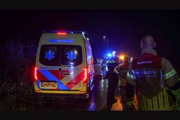 Auto belandt in sloot, meerdere lachgasflessen aangetroffen