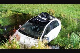 Auto belandt in sloot, meerdere lachgasflessen aangetroffen