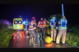 Auto belandt in sloot, meerdere lachgasflessen aangetroffen