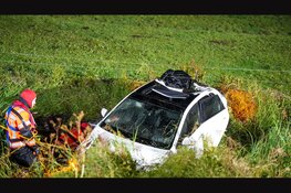 Auto belandt in sloot, meerdere lachgasflessen aangetroffen