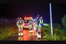 Auto belandt in sloot, meerdere lachgasflessen aangetroffen