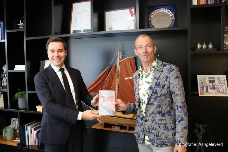 Schrijver overhandigt boek Spakenburg gefileerd aan burgemeester Rick Beukers