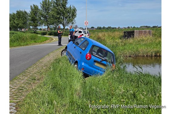 Automobilist neemt bocht te ruim en belandt bijna in sloot langs N247