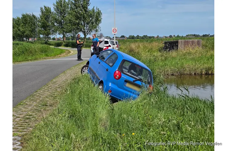 Automobilist neemt bocht te ruim en belandt bijna in sloot langs N247