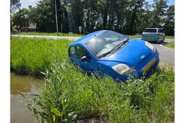 Automobilist neemt bocht te ruim en belandt bijna in sloot langs N247