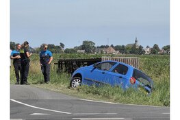 Automobilist neemt bocht te ruim en belandt bijna in sloot langs N247