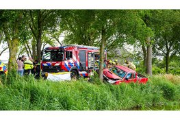 Hulpdiensten bevrijden automobilist na botsing tegen boom in Purmer