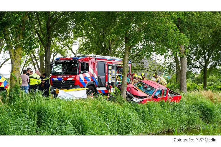 Hulpdiensten bevrijden automobilist na botsing tegen boom in Purmer