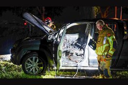 Automobilist loopt brandwonden op na autobrand