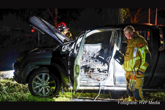 Automobilist loopt brandwonden op na autobrand
