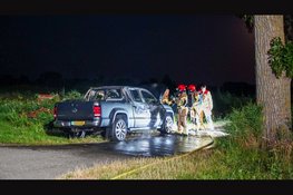 Automobilist loopt brandwonden op na autobrand