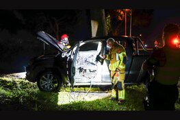 Automobilist loopt brandwonden op na autobrand