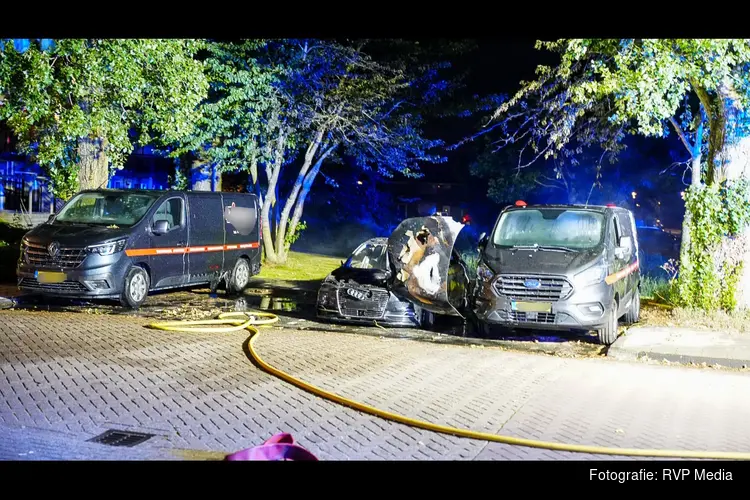 Audi en twee bedrijfsbusjes flink beschadigd bij brand in Volendam
