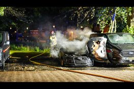 Audi en twee bedrijfsbusjes flink beschadigd bij brand in Volendam