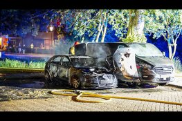 Audi en twee bedrijfsbusjes flink beschadigd bij brand in Volendam