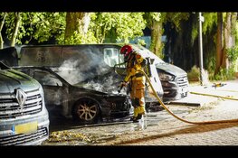 Audi en twee bedrijfsbusjes flink beschadigd bij brand in Volendam