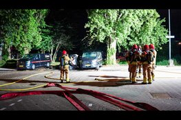 Audi en twee bedrijfsbusjes flink beschadigd bij brand in Volendam