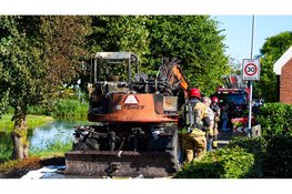 Graafmachine vliegt in brand tijdens rit in Hobrede