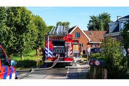 Graafmachine vliegt in brand tijdens rit in Hobrede