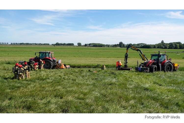 Trekker vat vlam tijdens maaiwerkzaamheden langs A7