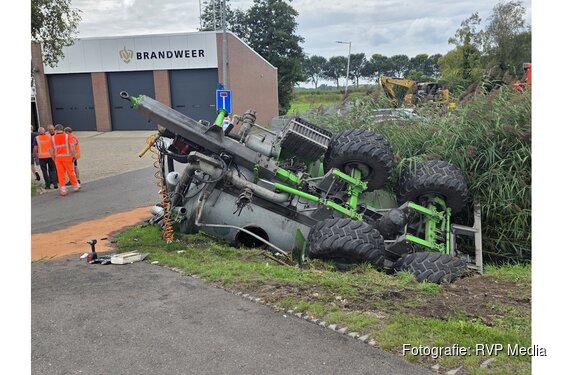 Waterwagen belandt over de kop in sloot Oosthuizen