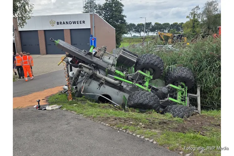 Waterwagen beland over de kop in sloot Oosthuizen