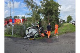 Waterwagen beland over de kop in sloot Oosthuizen