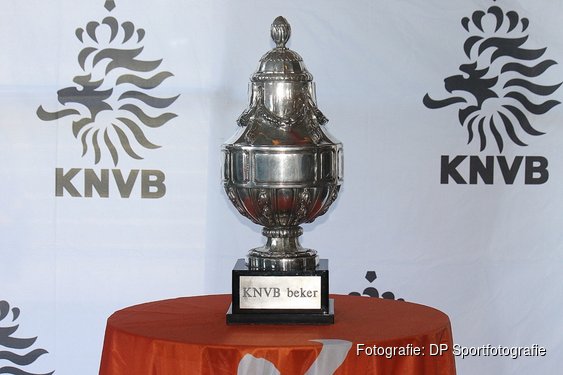 RKAV Volendam schiet vanaf de penaltystip Spakenburg uit de beker