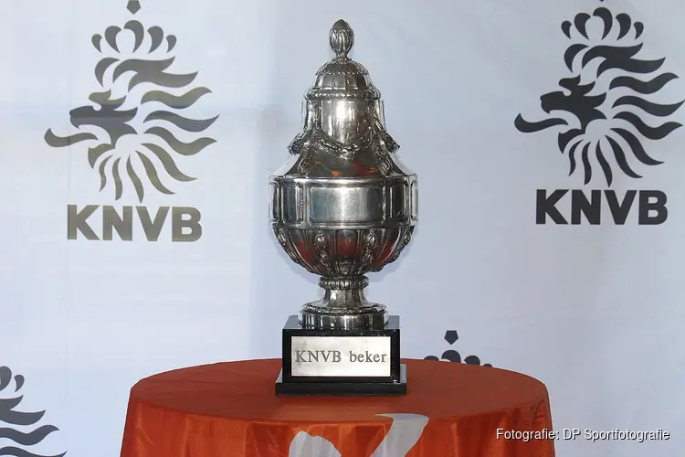 RKAV Volendam schiet vanaf de penaltystip Spakenburg uit de beker