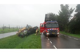Graafmachine dreigt te kantelen langs N247 bij Oosthuizen