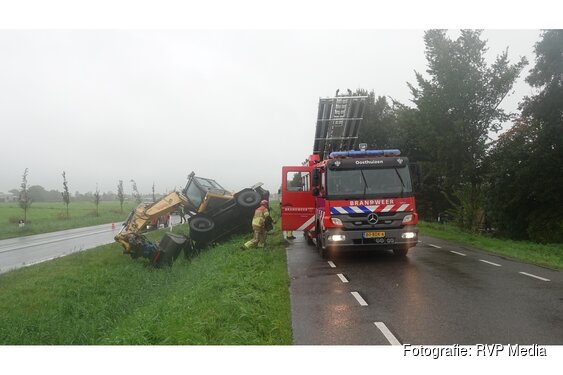 Graafmachine dreigt te kantelen langs N247 bij Oosthuizen
