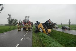 Graafmachine dreigt te kantelen langs N247 bij Oosthuizen