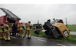 Graafmachine dreigt te kantelen langs N247 bij Oosthuizen