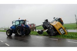 Graafmachine dreigt te kantelen langs N247 bij Oosthuizen