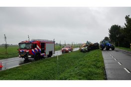 Graafmachine dreigt te kantelen langs N247 bij Oosthuizen