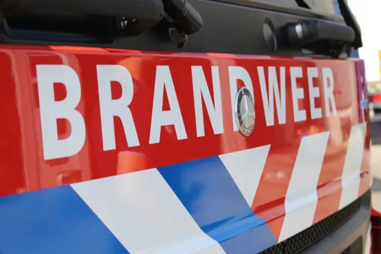 Brand in woning Volendam: naastgelegen huizen uit voorzorg ontruimd