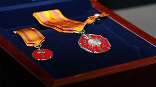 Volendammer ontvangt Zilveren Anjer van prinses Beatrix