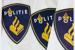 Straalbezopen man plast midden op straat en schopt vrouw op achterwerk