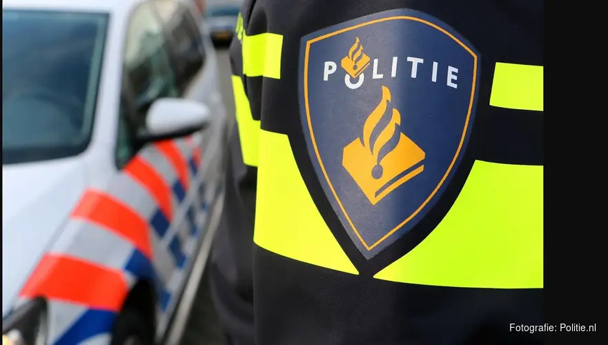 Met drank op tegen lantaarnpaal