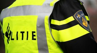 Auto uit de bocht in Edam, inzittenden op de vlucht